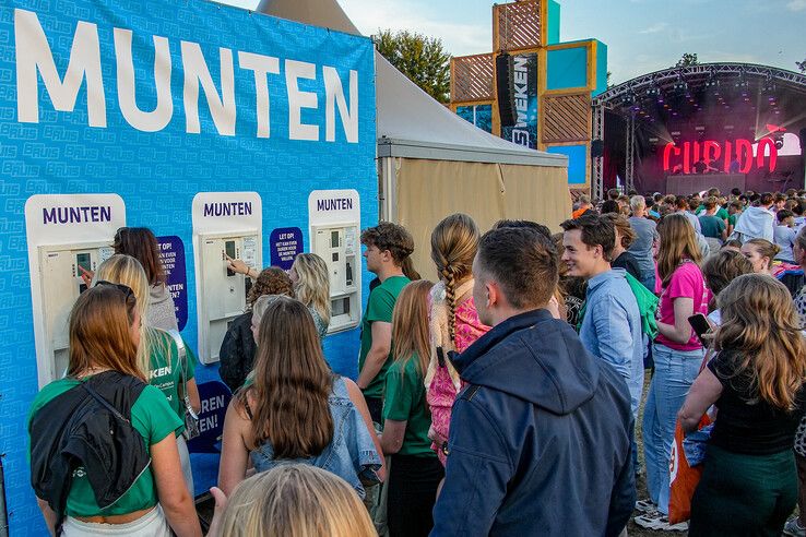 In beeld: Roxy Dekker en bier zorgen voor studenten met plezier - Foto: Obbe Bakker