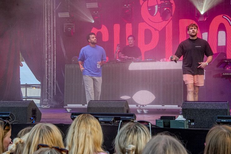 In beeld: Roxy Dekker en bier zorgen voor studenten met plezier - Foto: Obbe Bakker