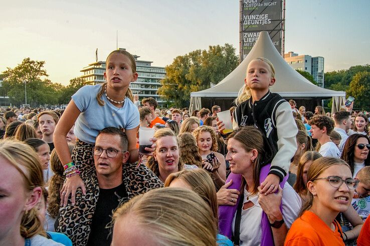 In beeld: Roxy Dekker en bier zorgen voor studenten met plezier - Foto: Obbe Bakker