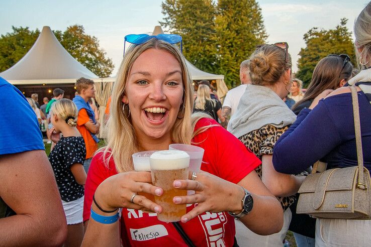 In beeld: Roxy Dekker en bier zorgen voor studenten met plezier - Foto: Obbe Bakker