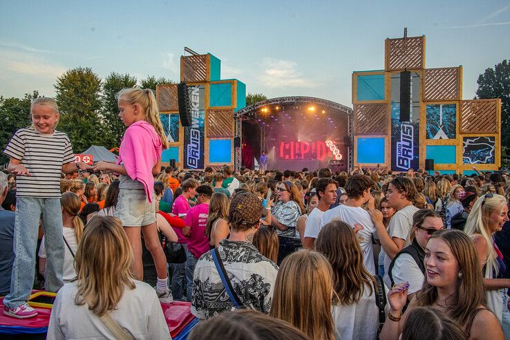 In beeld: Roxy Dekker en bier zorgen voor studenten met plezier - Foto: Obbe Bakker