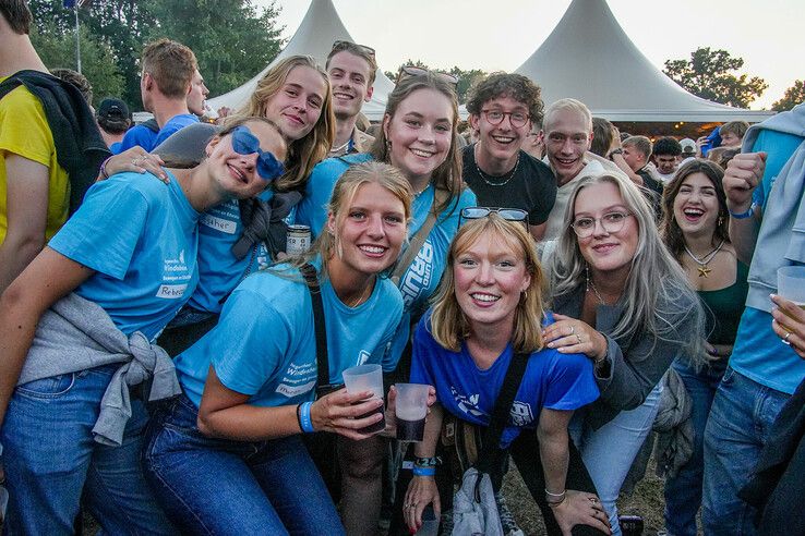 In beeld: Roxy Dekker en bier zorgen voor studenten met plezier - Foto: Obbe Bakker