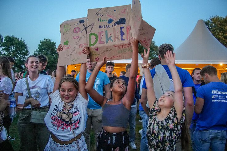 In beeld: Roxy Dekker en bier zorgen voor studenten met plezier - Foto: Obbe Bakker