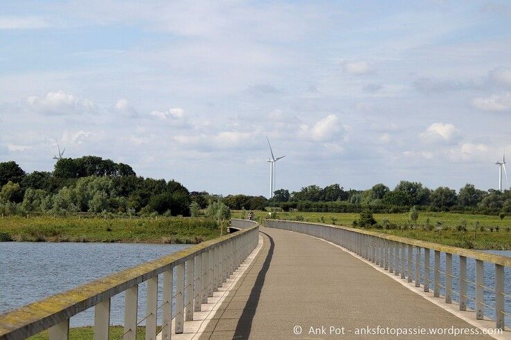 Brug over de Vreugderijkerwaard. - Foto: Ank Pot