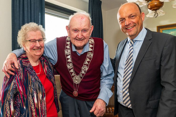 Mina en Herman Poppe met burgemeester Peter Snijders. - Foto: Peter Denekamp