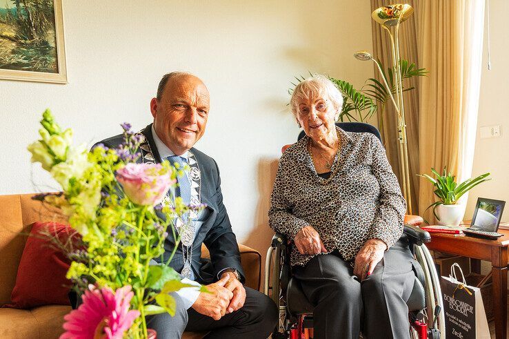 Burgemeester Peter Snijders ging haar feliciteren. - Foto: Peter Denekamp