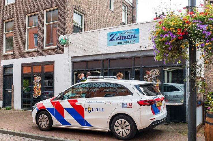 De politie deed zaterdag onderzoek bij restaurant Zemen. - Foto: Peter Denekamp