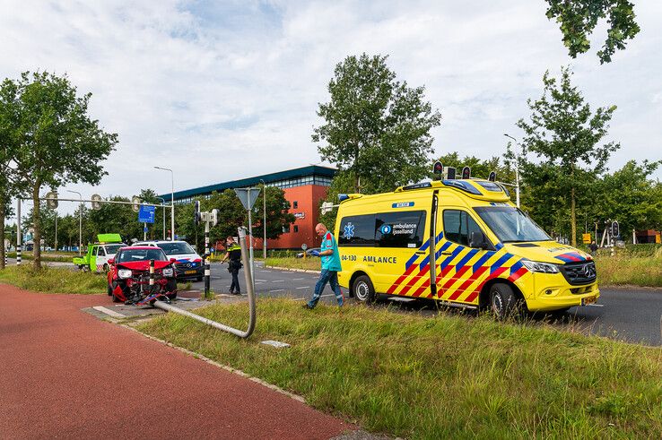 Automobiliste ramt lantaarnpaal op Zwartewaterallee - Foto: Peter Denekamp