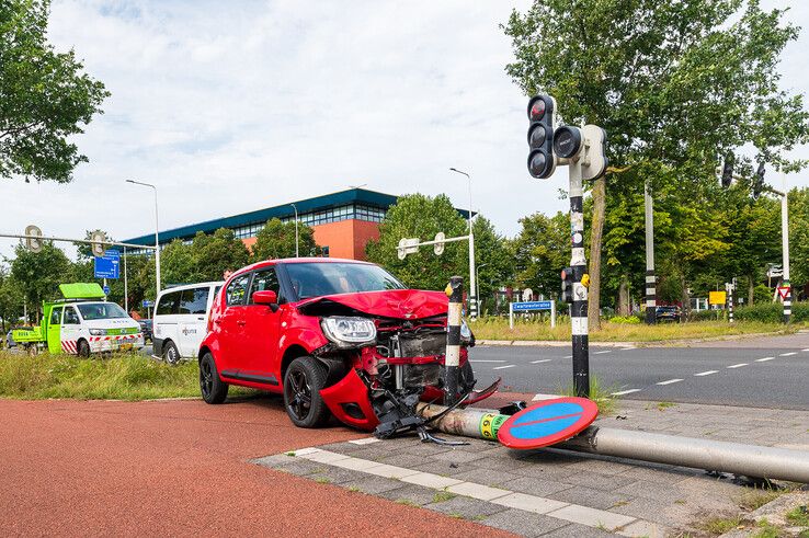 Automobiliste ramt lantaarnpaal op Zwartewaterallee - Foto: Peter Denekamp