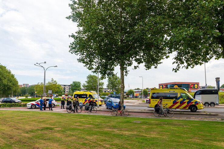 Een scooterrijder werd aangereden op de rotonde bij winkelcentrum AA-landen. - Foto: Peter Denekamp