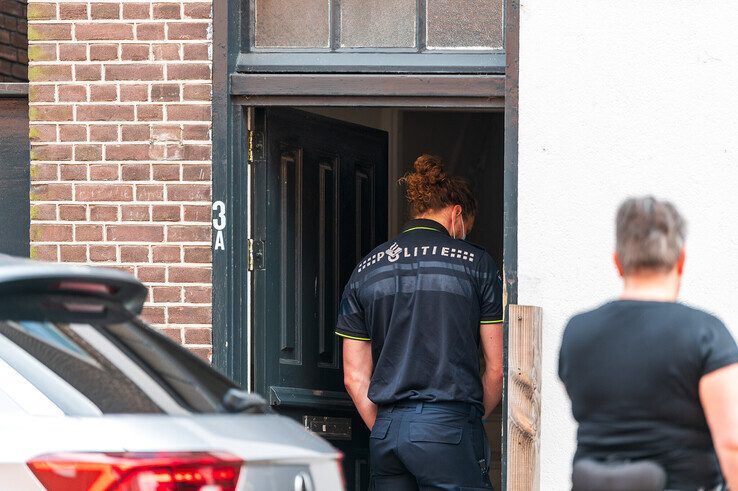 Politie met getrokken wapens bij Eritrees restaurant in binnenstad Zwolle: 12 aanhoudingen, 2 gewonden - Foto: Peter Denekamp