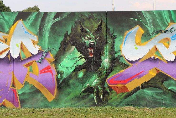 De wolf op de keerwand achter het jongerencentrum in Stadshagen. - Foto: Keerwand Zwolle