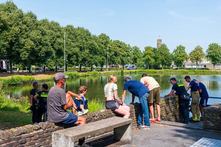 Brandweer helpt oudere man uit Wavin-vijver - Foto: Peter Denekamp