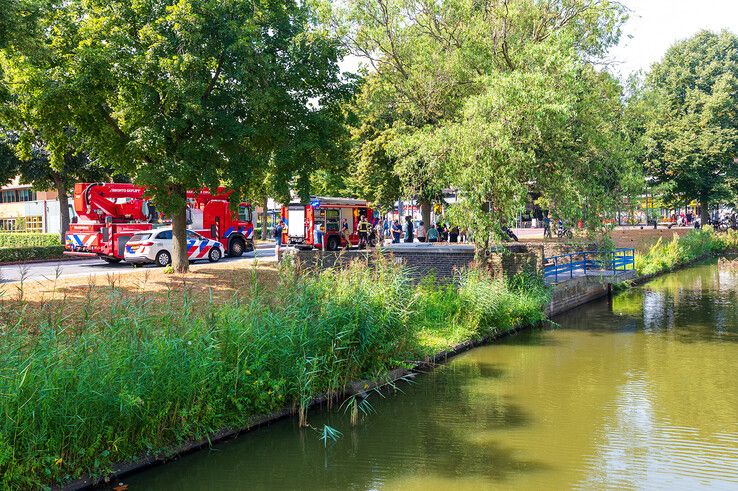 Brandweer helpt oudere man uit Wavin-vijver - Foto: Peter Denekamp