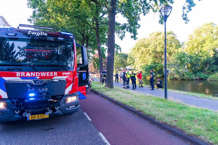 Politie en omstanders redden drenkeling uit Zwolse stadsgracht - Foto: Peter Denekamp