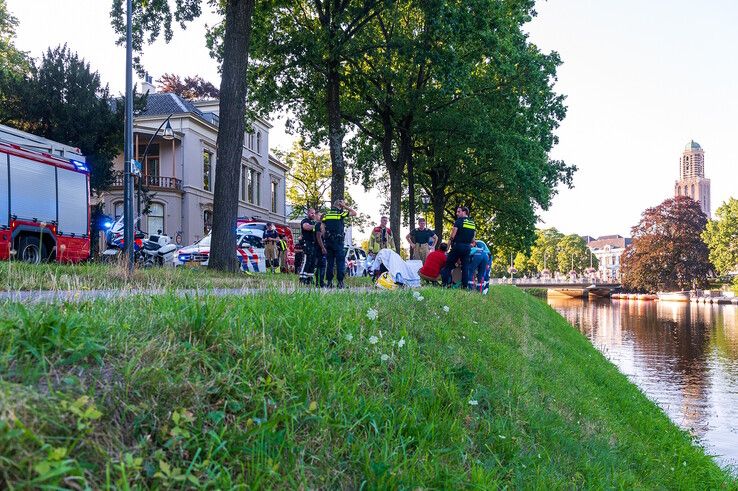 Politie en omstanders redden drenkeling uit Zwolse stadsgracht - Foto: Peter Denekamp