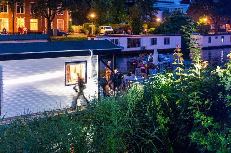 Verwarde man ongedeerd uit Almelose Kanaal gehaald door hulpdiensten - Foto: Peter Denekamp