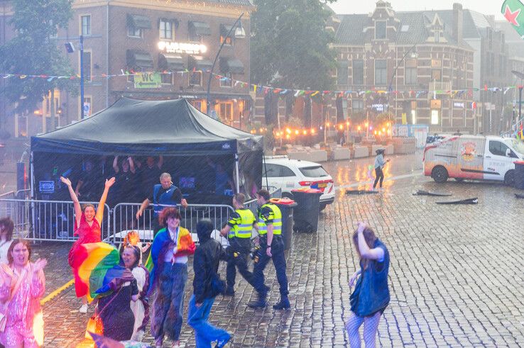 Het Zwolle Pride Festival werd tijdelijk stilgelegd. - Foto: Peter Denekamp