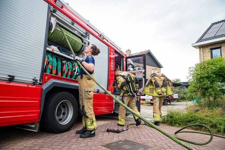 Gasfles van barbecue vliegt in brand in Berkum - Foto: Hugo Janssen