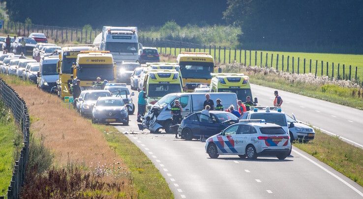 Meerdere gewonden bij ongeval op Nieuwe Hessenweg - Foto: Hugo Janssen