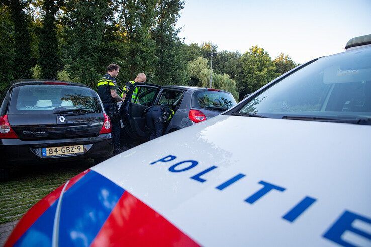 Politie vindt wapens en drugs in auto op parkeerplaats van zorgwoningen in Dieze - Foto: Hugo Janssen