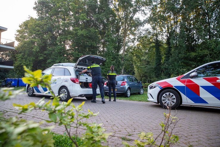 Politie vindt wapens en drugs in auto op parkeerplaats van zorgwoningen in Dieze - Foto: Hugo Janssen