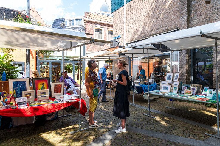 In beeld: Kunstenaars toveren verborgen plein om in ‘Klein Montmartre in Zwolle’ - Foto: Peter Denekamp