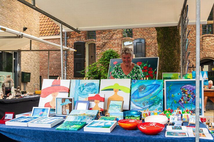 In beeld: Kunstenaars toveren verborgen plein om in ‘Klein Montmartre in Zwolle’ - Foto: Peter Denekamp