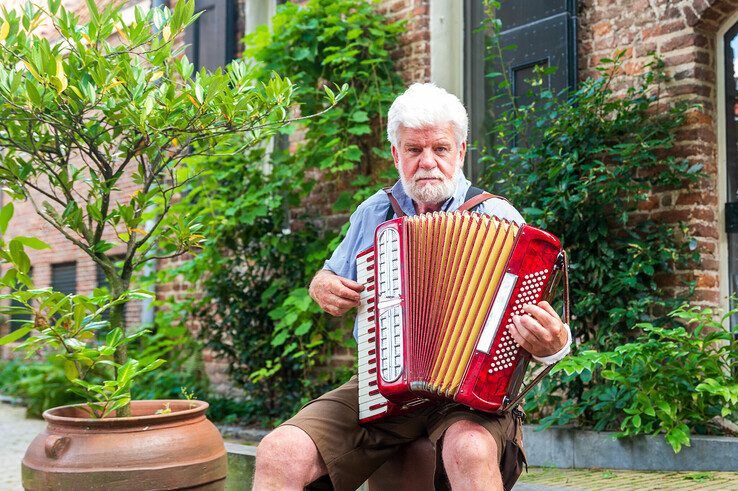 In beeld: Kunstenaars toveren verborgen plein om in ‘Klein Montmartre in Zwolle’ - Foto: Peter Denekamp