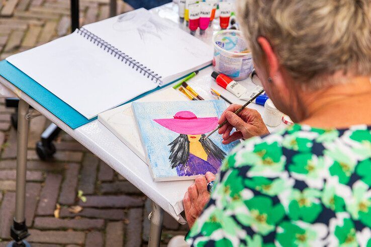 In beeld: Kunstenaars toveren verborgen plein om in ‘Klein Montmartre in Zwolle’ - Foto: Peter Denekamp