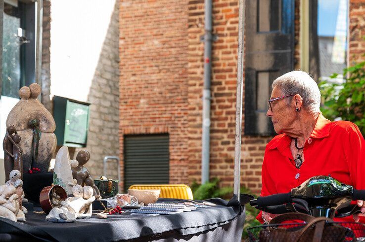 In beeld: Kunstenaars toveren verborgen plein om in ‘Klein Montmartre in Zwolle’ - Foto: Peter Denekamp