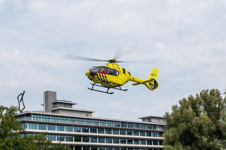 De traumahelikopter stijgt op vanuit Park de Wezenlanden. - Foto: Peter Denekamp