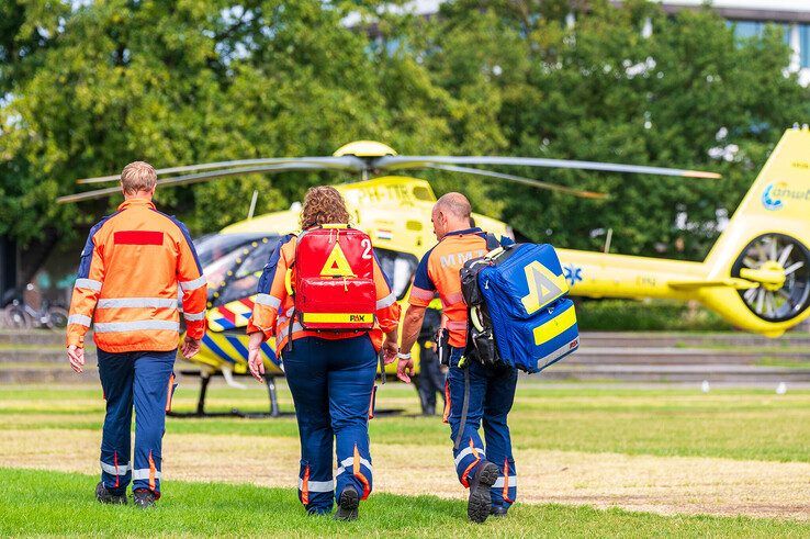 Traumahelikopter landt in Park de Wezenlanden - Foto: Peter Denekamp