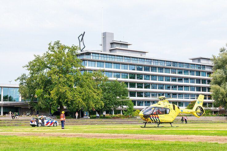 Traumahelikopter landt in Park de Wezenlanden - Foto: Peter Denekamp