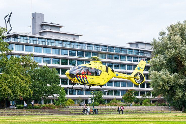 Traumahelikopter landt in Park de Wezenlanden - Foto: Peter Denekamp