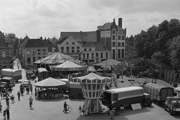 Kermis op Rodetorenplein behoort tot het verleden. - Foto: Collectie Overijssel/Dolf Henneke