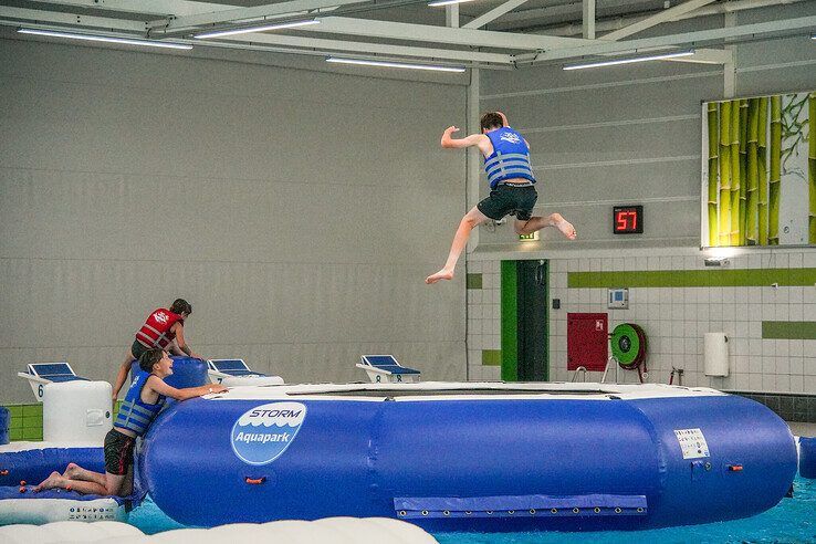 Kinderen leven zich uit op het drijvende waterpark in het Zwolse zwembad. - Foto: Obbe Bakker