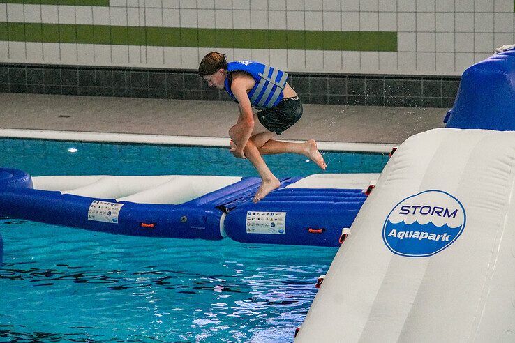 Spetterend avontuur op drijvend waterpark in zwembad De Vrolijkheid - Foto: Obbe Bakker