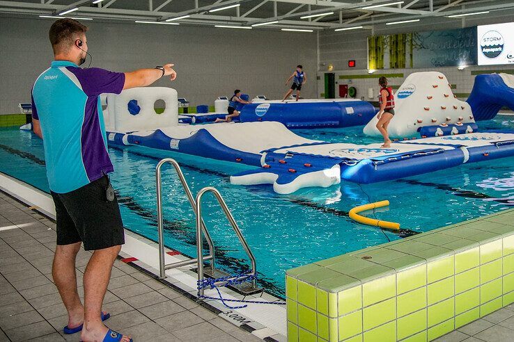 Spetterend avontuur op drijvend waterpark in zwembad De Vrolijkheid - Foto: Obbe Bakker