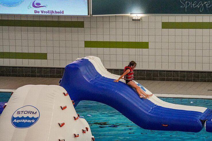 Spetterend avontuur op drijvend waterpark in zwembad De Vrolijkheid - Foto: Obbe Bakker