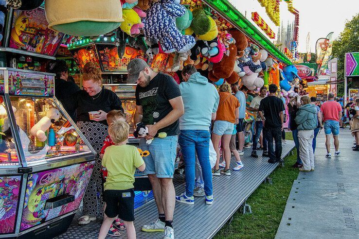 In beeld: Grote drukte blijft uit bij opening Zwolse Zomerkermis - Foto: Obbe Bakker