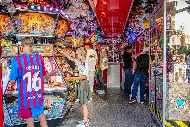 In beeld: Grote drukte blijft uit bij opening Zwolse Zomerkermis - Foto: Obbe Bakker