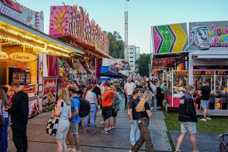 In beeld: Grote drukte blijft uit bij opening Zwolse Zomerkermis - Foto: Obbe Bakker