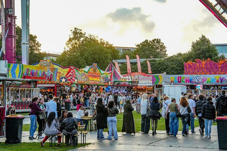 In beeld: Grote drukte blijft uit bij opening Zwolse Zomerkermis - Foto: Obbe Bakker