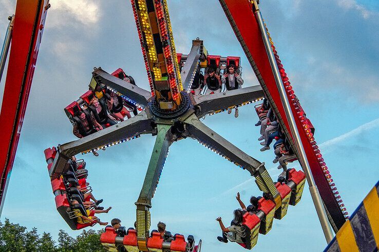 In beeld: Grote drukte blijft uit bij opening Zwolse Zomerkermis - Foto: Obbe Bakker