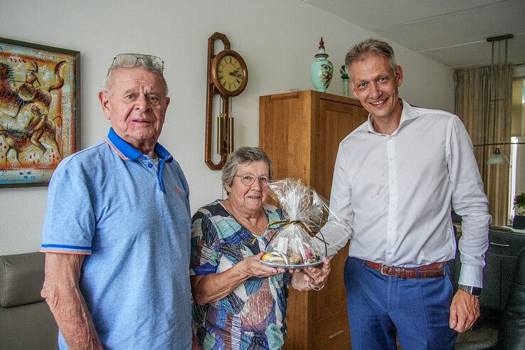 Jan en Trijntje van Gijssel met wethouder Michiel van Willigen. - Foto: Obbe Bakker