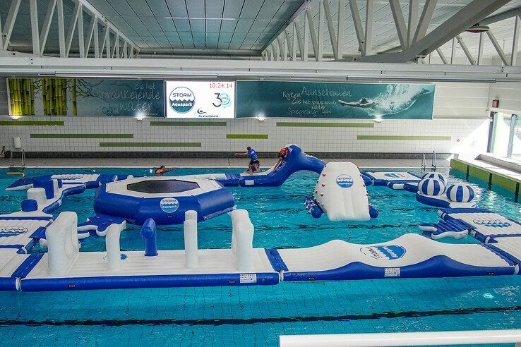 Spetterend avontuur op drijvend waterpark in zwembad De Vrolijkheid - Foto: Obbe Bakker