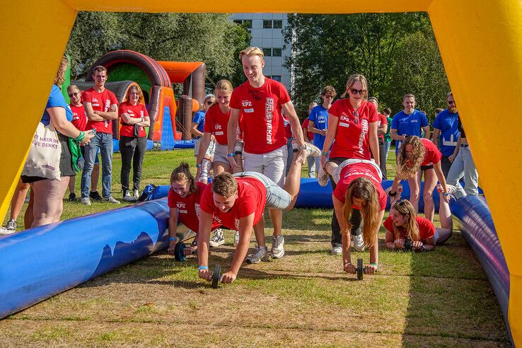 In beeld: Eerstejaarstudenten doen mee aan Introlympics tijdens Zwolse introductieweek - Foto: Obbe Bakker