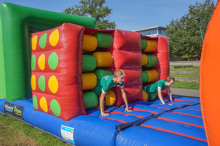 In beeld: Eerstejaarstudenten doen mee aan Introlympics tijdens Zwolse introductieweek - Foto: Obbe Bakker