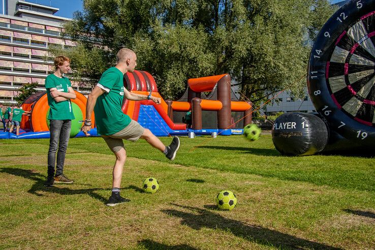 In beeld: Eerstejaarstudenten doen mee aan Introlympics tijdens Zwolse introductieweek - Foto: Obbe Bakker